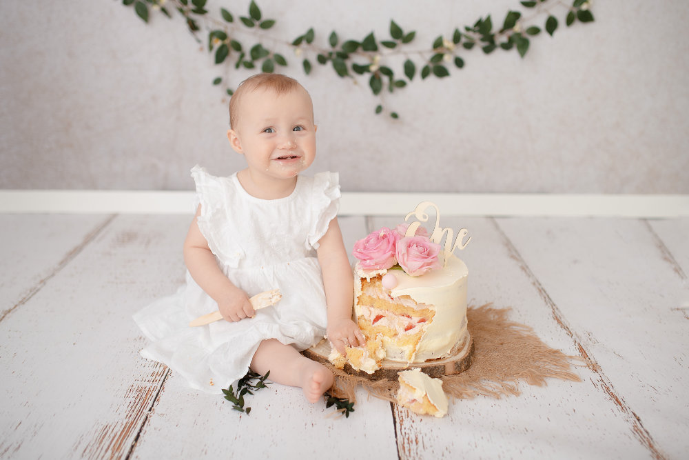 Fotoshooting 1. Geburtstag im Raum Soest, Paderborn, Bielefeld - Smash Cake Shooting - Fotos von Kleinkindern im Studio von Viktoria Stelter Fotografie